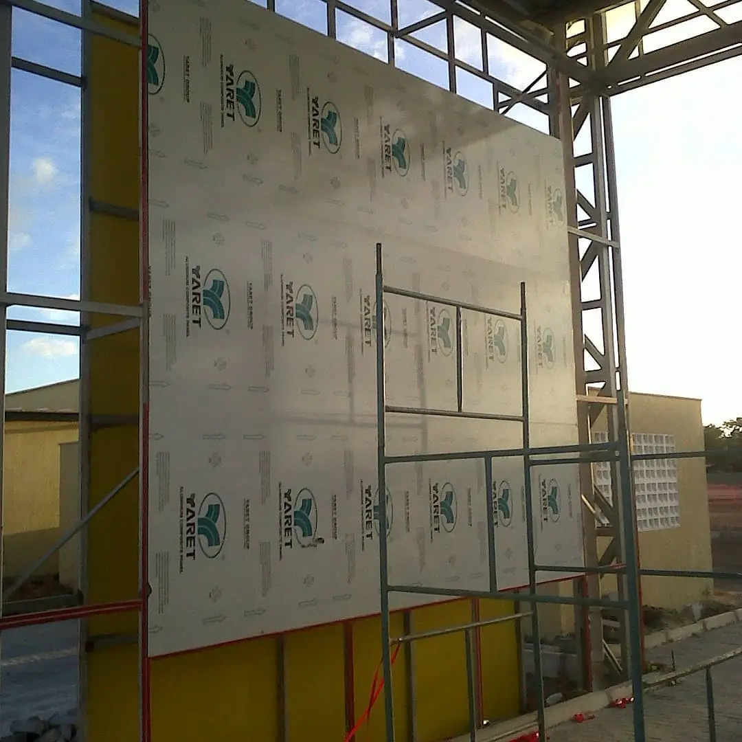 Fachada ACM com design curvo